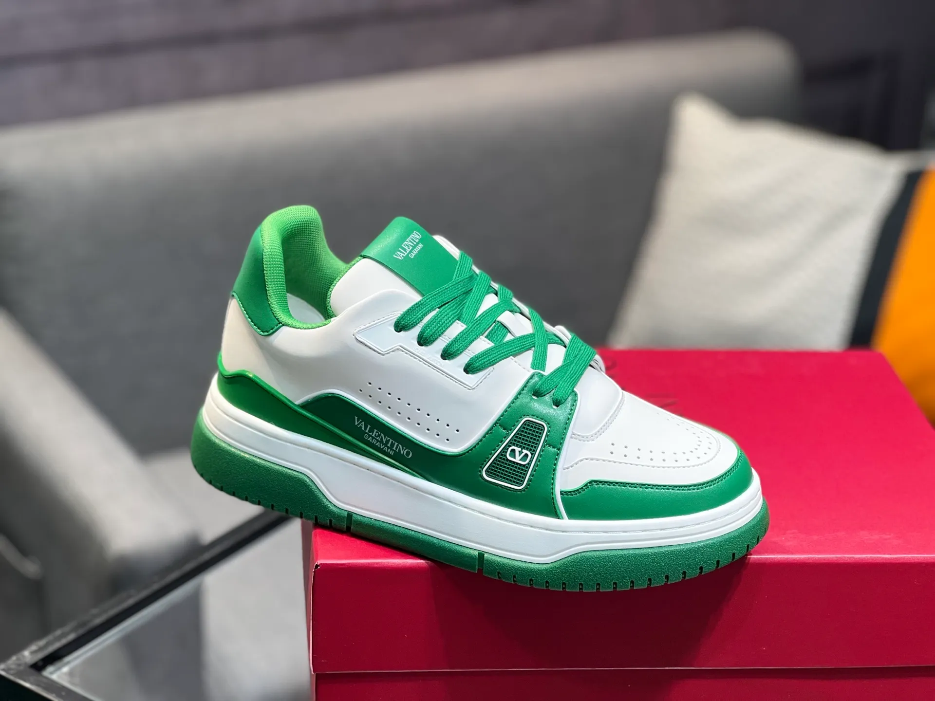 Men's Men's Shoes 💰660 Valentino 2023 early autumn new star shoes are now online! Wang Hedi and Ren Jialun have been worn by many celebrities. Who can refuse the same couple shoes as Wang Hedi! The design of Stars Stab My Heart is cool and spicy. The material of the shoes is cowhide, and every color is beautiful! Size 35-40, men’s size 39-44 (women’s 41, men’s 38, 45🉑️customized)
